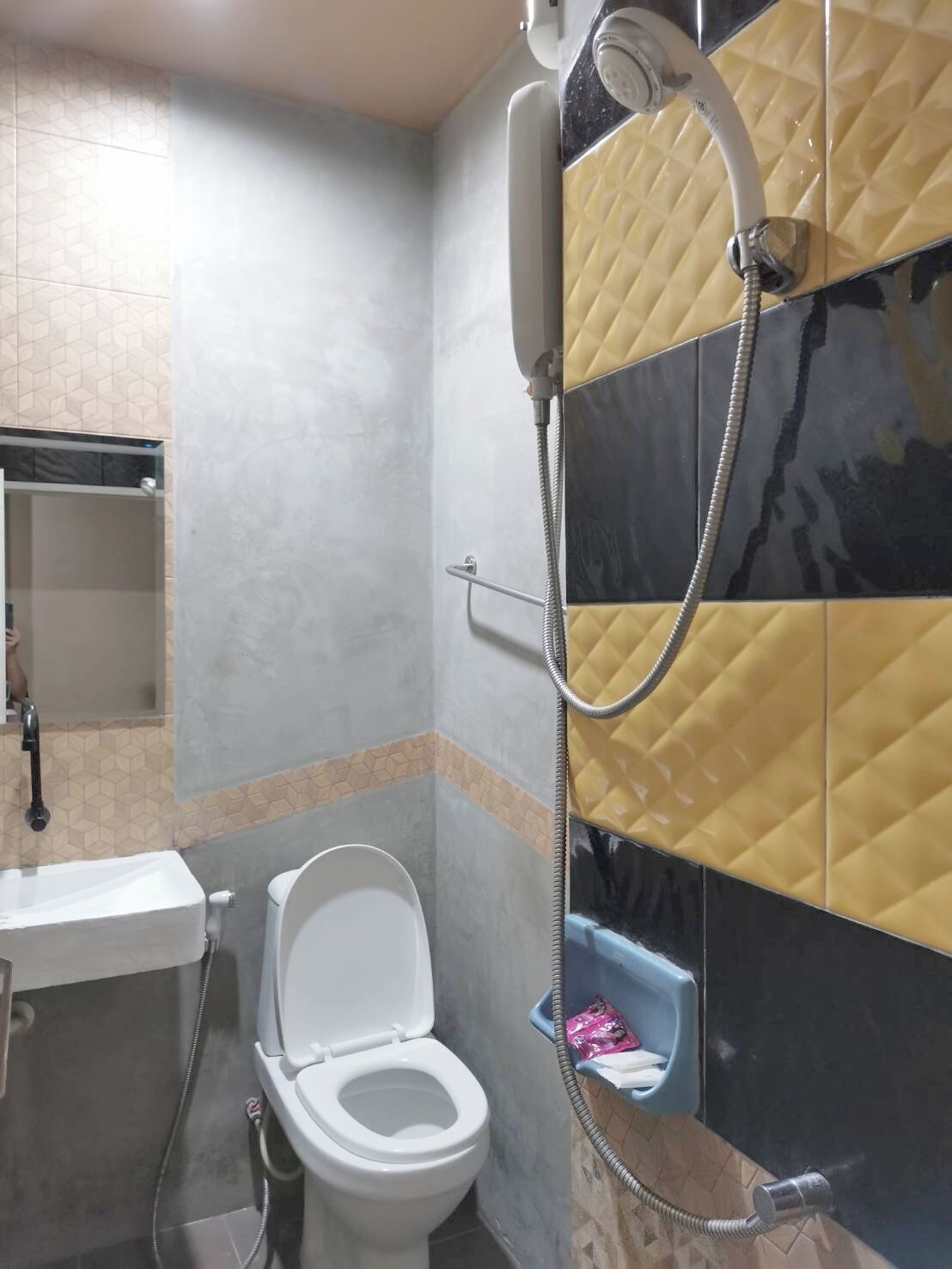 standard room with air and balcony | bathroom | shower, free toiletries, hair dryer, towels