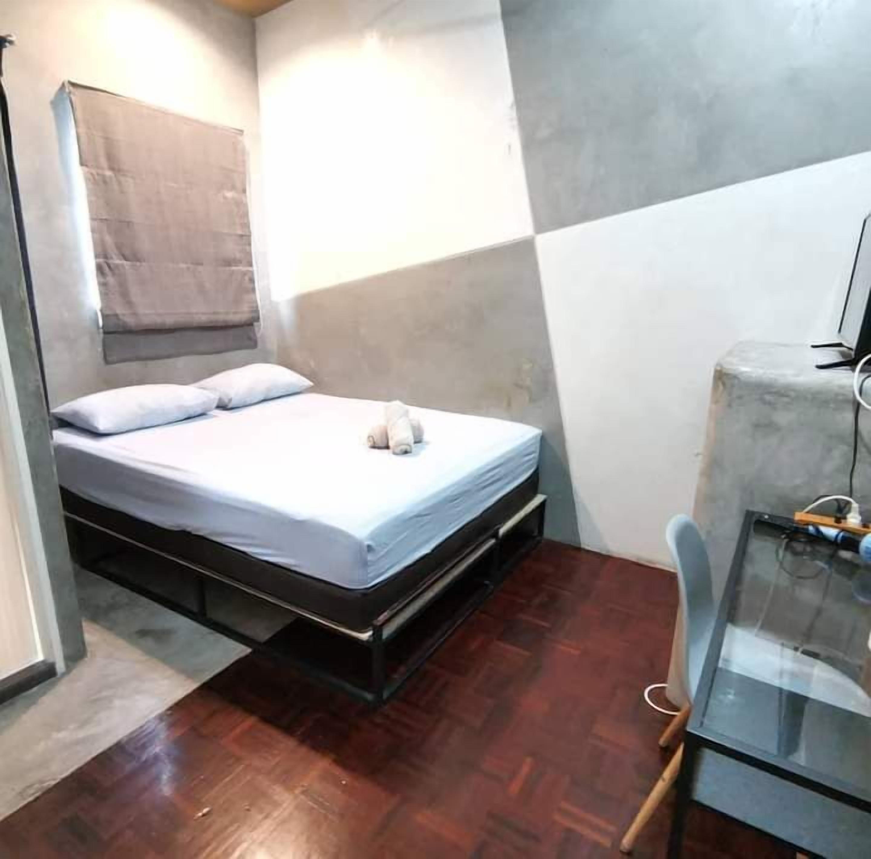 standard room with air and balcony | desk, free wifi, bed sheets