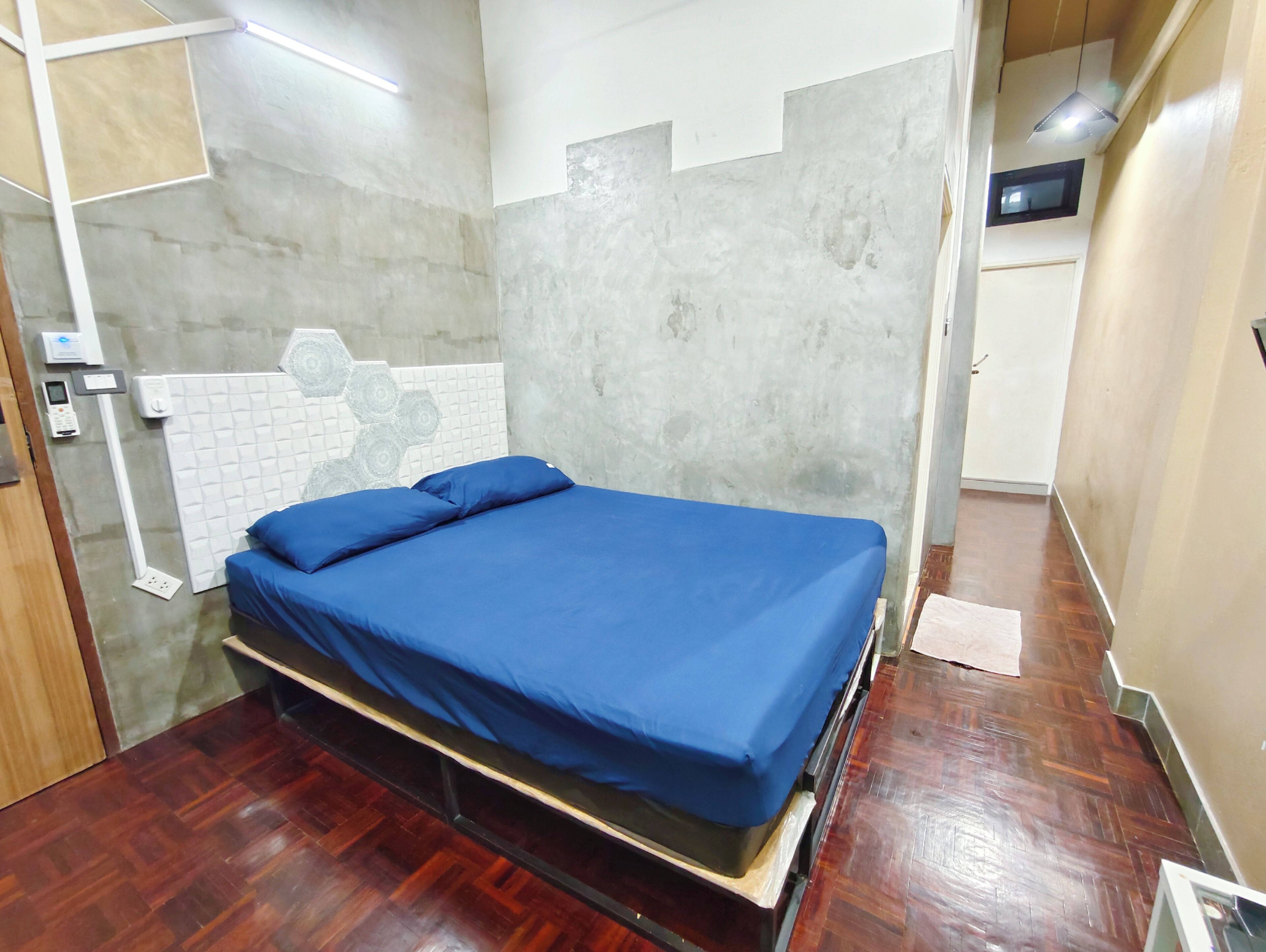 standard room with air and balcony | desk, free wifi, bed sheets