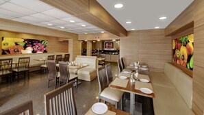 En moderne restaurant med træpaneler, et centralt spiseområde med borde og stole, og et køkken i baggrunden.