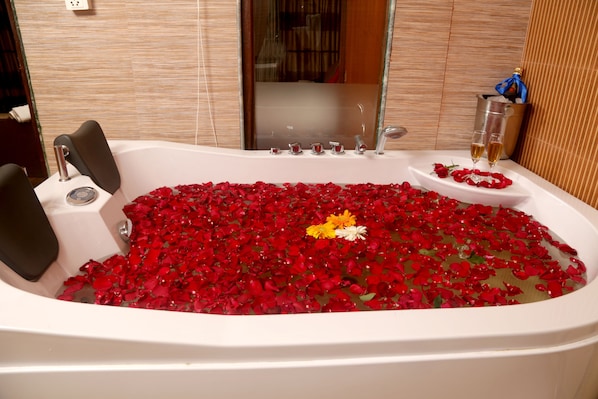 Couples treatment rooms, facials, manicures and pedicures, massages - Yellow Pagoda Hotel (Kathmandu)