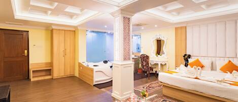 Elite Studio Suite | In-room safe, desk, soundproofing, iron/ironing board