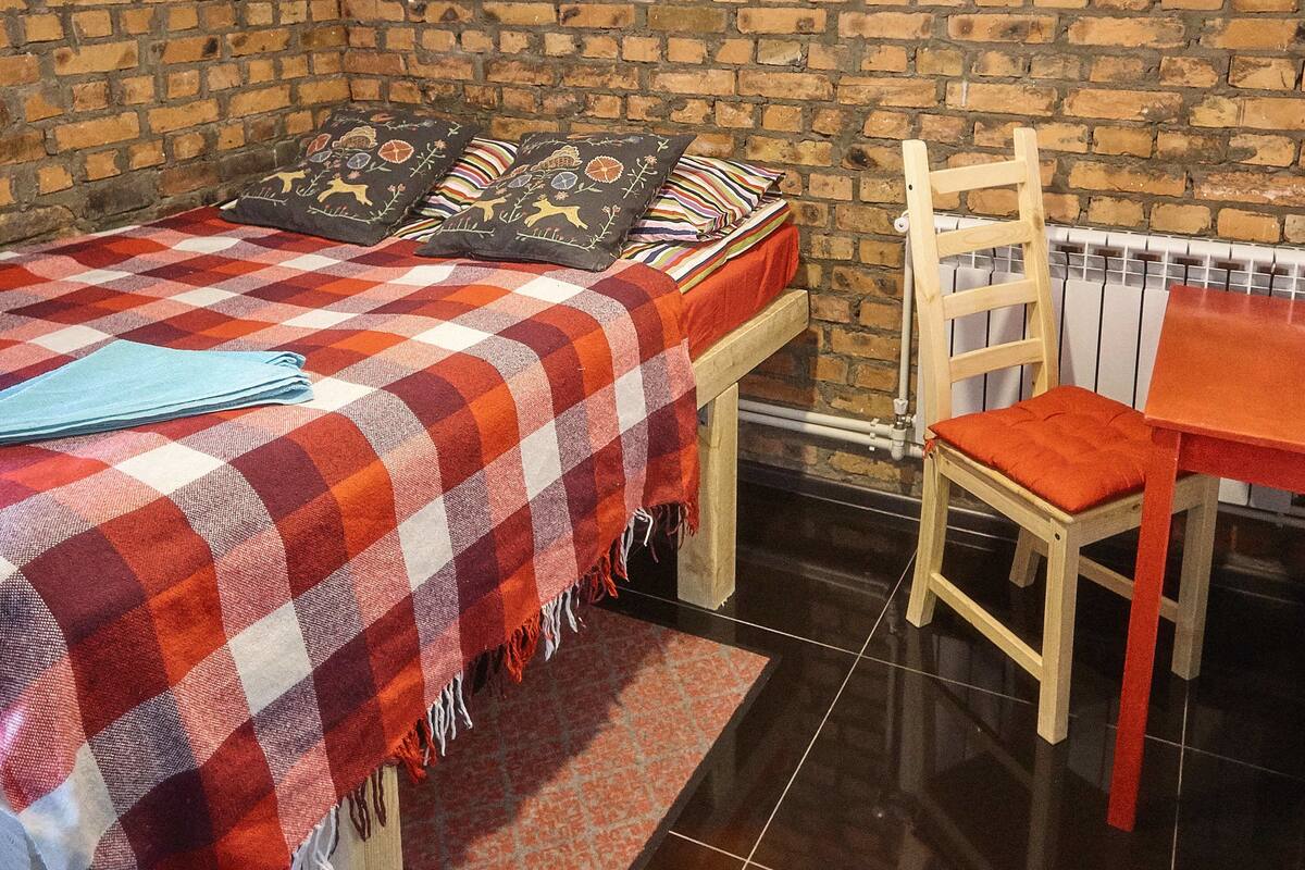 Tweepersoonskamer, gedeelde badkamer (Small) | Een kluis op de kamer, een strijkplank/strijkijzer, gratis wifi