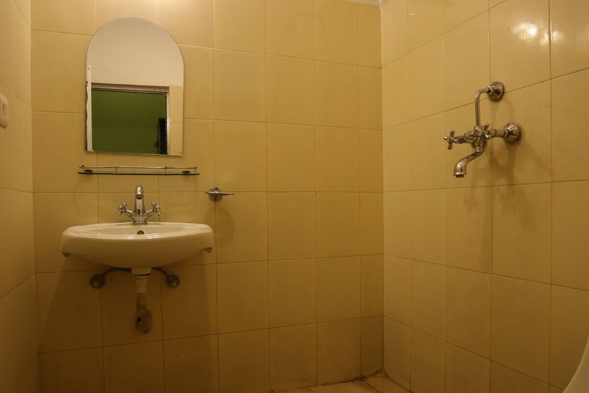 triple room, private bathroom | bathroom | shower, rainfall showerhead, free toiletries, hair dryer