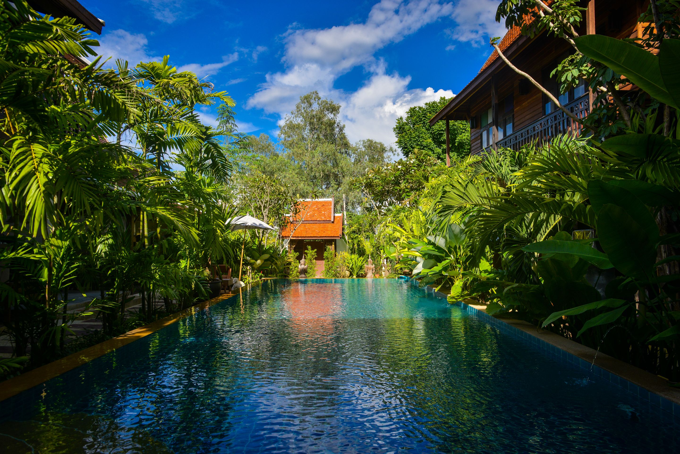 Una piscina al aire libre