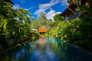 Una piscina al aire libre