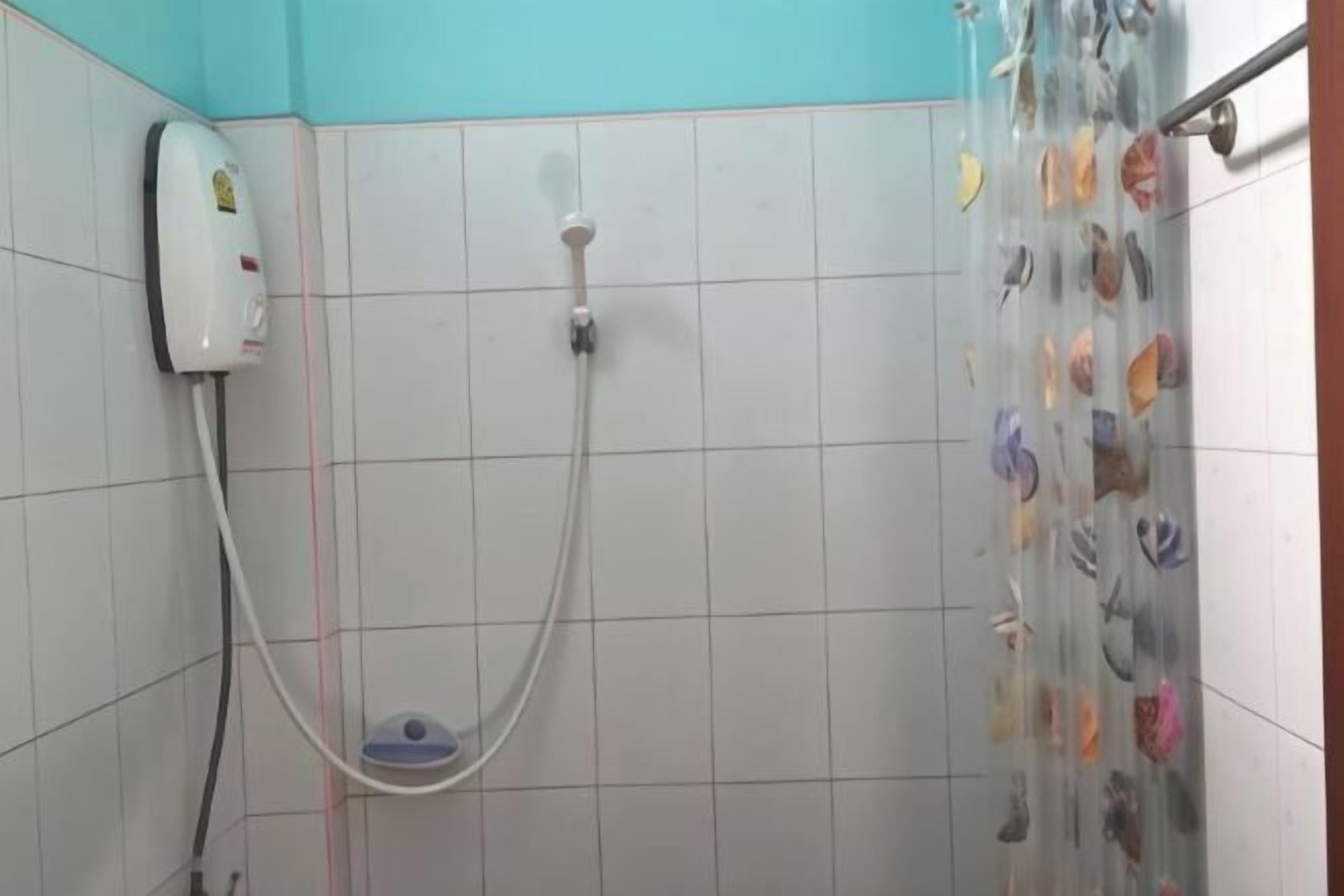 Kylpyhuone | Suihku, ilmaiset hygieniatuotteet, pyyhkeet, saippua