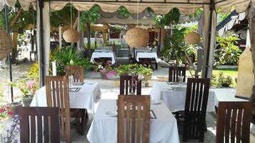 Breakfast, lunch, dinner served; local and international cuisine