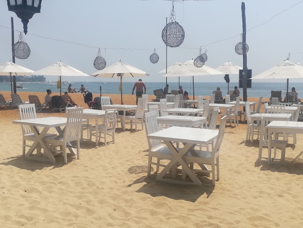 På stranden