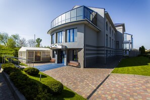 المنطقة المحيطة بالمنشأة