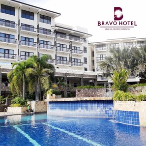3 piscines extérieures, parasols de plage, chaises longues