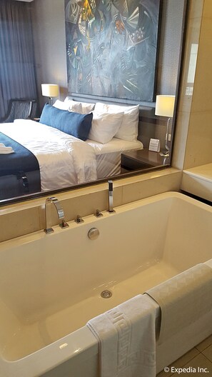Deluxe Room, Sea View | Bathroom | Combined shower/tub, free toiletries, hair dryer, bathrobes - Bravo Hotel and Resorts (Sibulan)