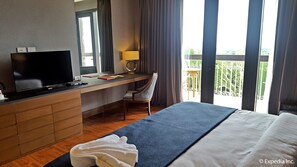 Minibar, in-room safe, desk, blackout drapes - Bravo Hotel and Resorts (Sibulan)