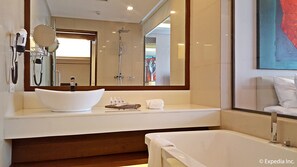 Deluxe Room, Mountain View | Bathroom - Bravo Hotel and Resorts (Sibulan)
