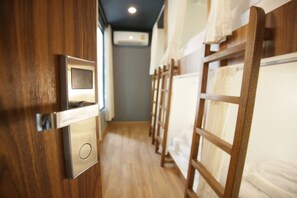Mixed Dorm | Blackout curtains, soundproofing, free WiFi, bed sheets - Give Me 5 Hostel (Chiang Mai)