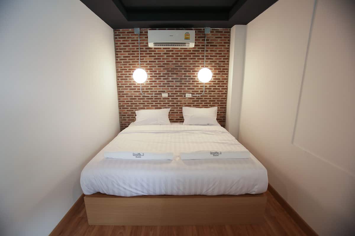 Private Double Room | 遮光カーテン、防音設備、WiFi (無料)、ベッドシーツ