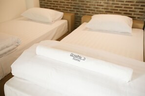 Private Twin Bed | Blackout curtains, soundproofing, free WiFi, bed sheets - Give Me 5 Hostel (Chiang Mai)
