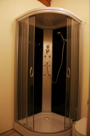 Comfort Twin Room, 2 Single Beds, Garden View | Bathroom | Shower, free toiletries, towels - Auberge de Provence (Tuchomerice)