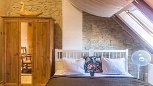 Comfort Twin Room, 2 Twin Beds, Garden View | 1 bedroom, soundproofing, WiFi (free), bed sheets - Auberge de Provence (Tuchomerice)