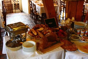 Free daily buffet breakfast  - Auberge de Provence (Tuchomerice)