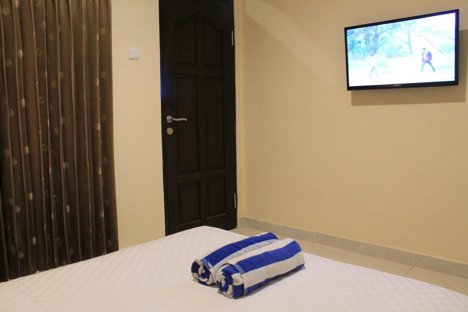 in-room safe, free wifi, bed sheets