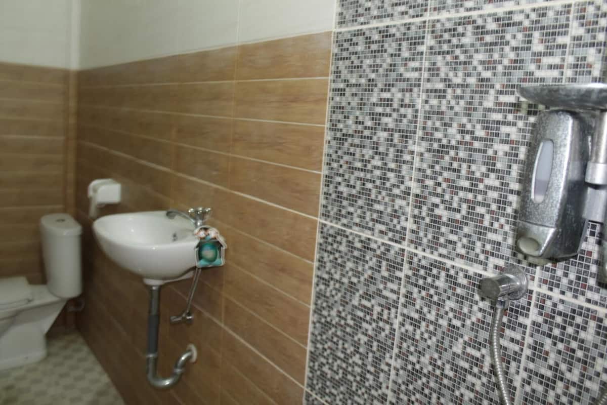 shower, free toiletries, hair dryer, dressing gowns