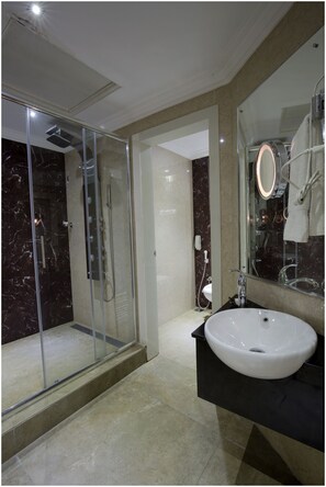 Suite de lujo, vistas a la ciudad (PGS Suite, City View) | Baño | Artículos de higiene personal gratuitos, secador de pelo y albornoces