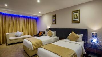 Habitación ejecutiva con 1 cama doble o 2 individuales, vistas a la ciudad | Ropa de cama de alta calidad, minibar, caja fuerte y escritorio