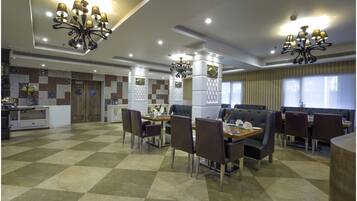 Se ofrece un desayuno bufé todos los días (por un coste adicional)