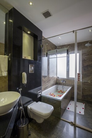 Quarto casal luxo, vista para a cidade | Banheiro | Produtos de toalete grátis, secador de cabelo, roupões de banho