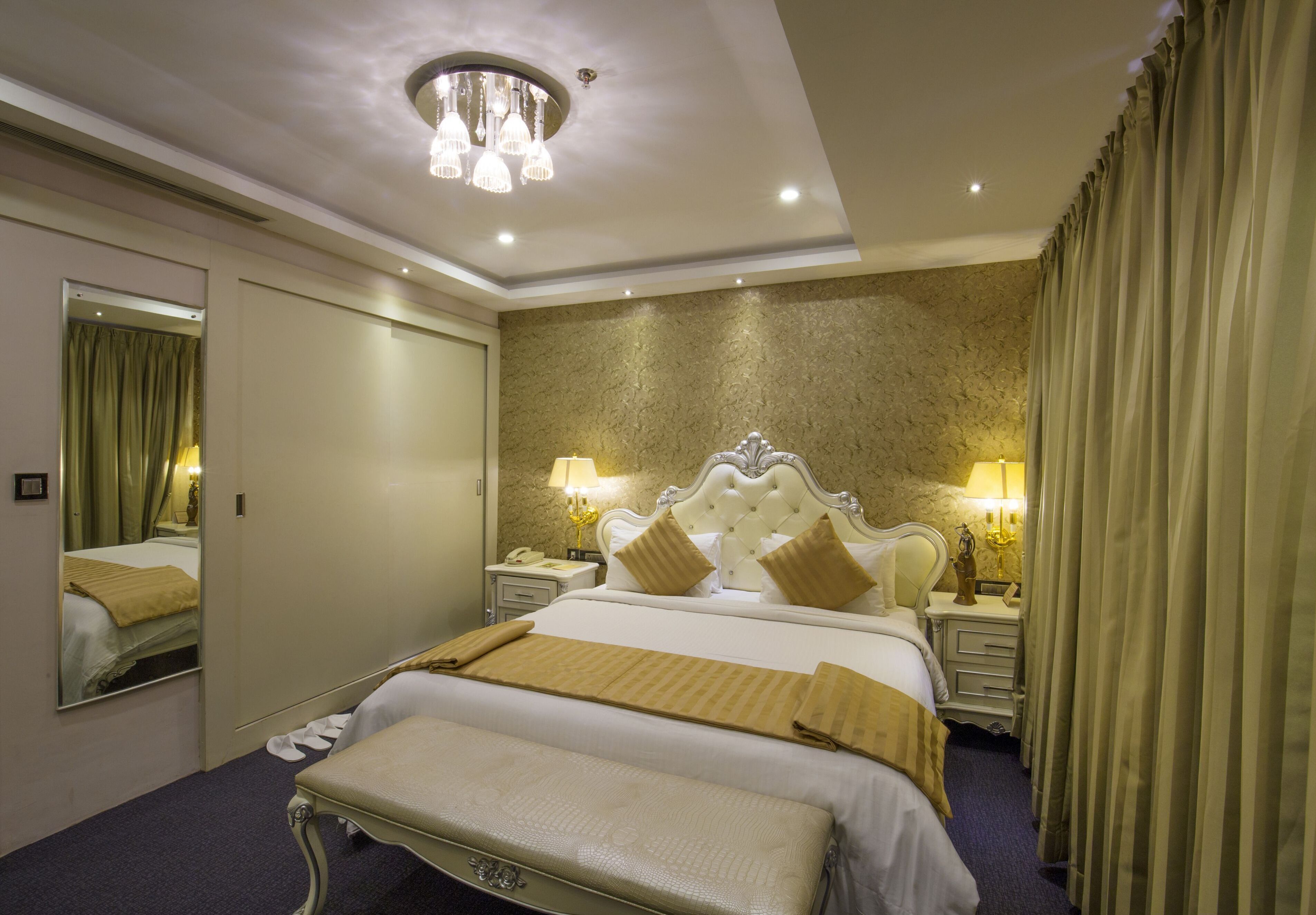 Ropa de cama de alta calidad, minibar, caja fuerte y escritorio