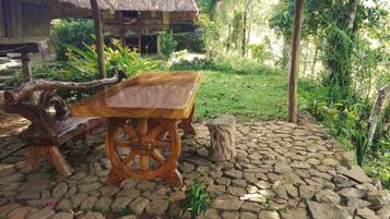 Breakfast, lunch, dinner served; local and international cuisine