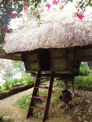 Native Cottage (Good for 3) - Native Village Inn (Banaue)