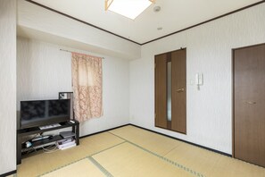 Triple Room (Japanese Style) | Meja, Wi-fi percuma, cadar katil 