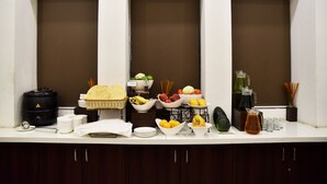 Una barra de buffet con diversos alimentos y bebidas.