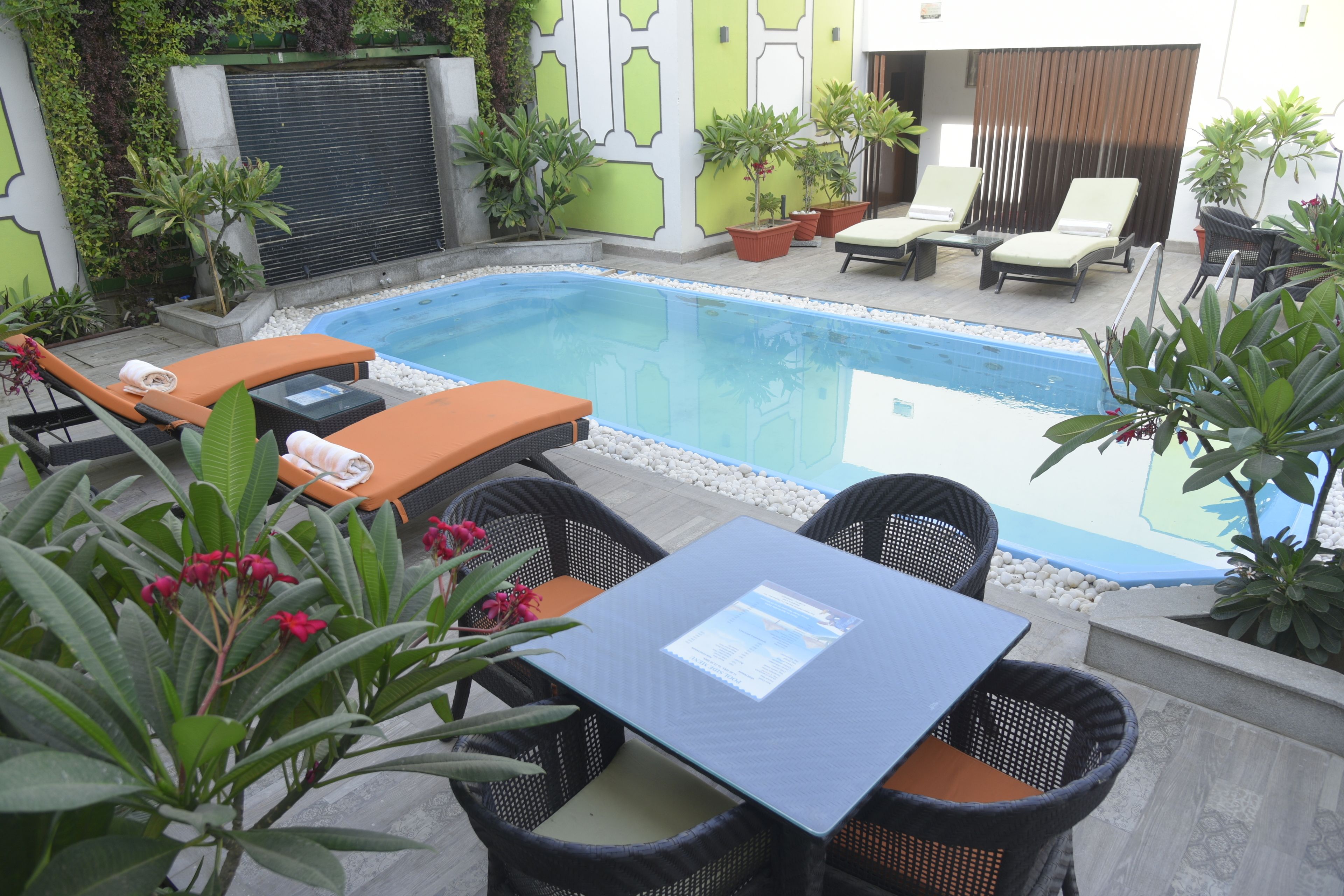 Una piscina al aire libre