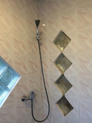 Shower, free toiletries, towels - Pacung Indah Hotel and Restaurant (Baturiti)