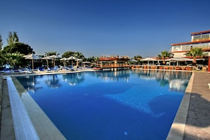 Außenpool (je nach Saison geöffnet), Sonnenschirme, Liegestühle