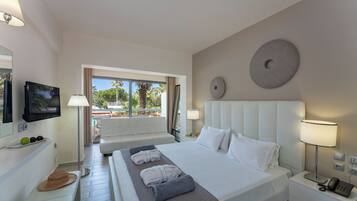 Dobbeltrom, hageutsikt | Minibar, safe på rommet, skrivebord og blendingsgardiner