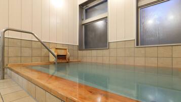 Combined shower/bathtub, free toiletries, hair dryer, bidet