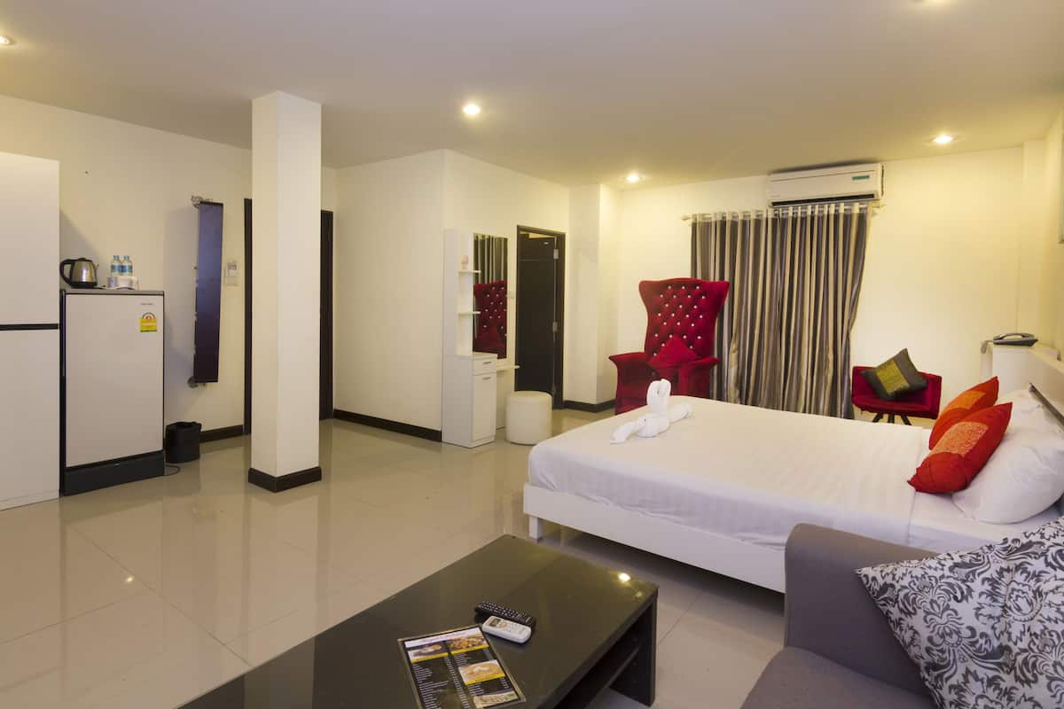 Minibar, in-room safe, individually decorated, individually furnished