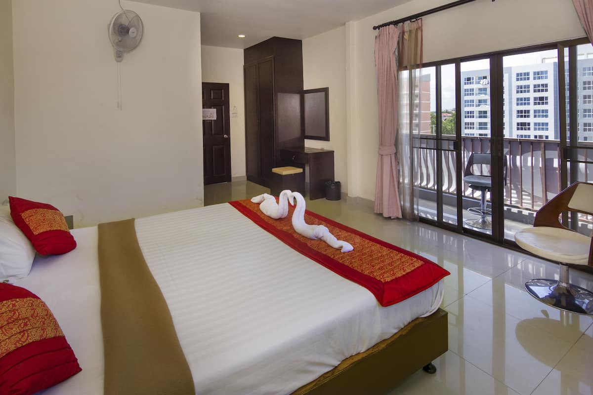 Deluxe Room | Minibar, in-room safe, individually decorated, individually furnished