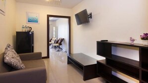 Minibar, in-room safe, desk, blackout curtains - Royal Q&D Suites Hotel (Pattaya)