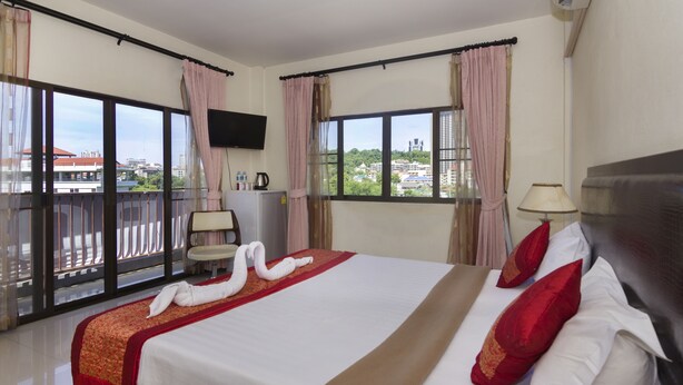 Deluxe Monthly Room | Minibar, in-room safe, desk, blackout curtains - Royal Q&D Suites Hotel (Pattaya)