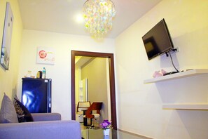 Minibar, in-room safe, individually decorated, individually furnished - Royal Q&D Suites Hotel (Pattaya)