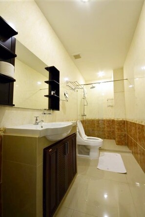 Shower, rainfall showerhead, free toiletries, towels - Royal Q&D Suites Hotel (Pattaya)