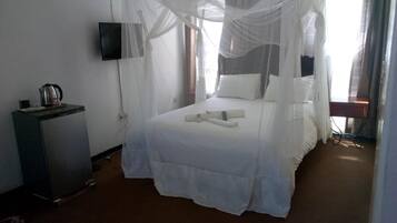 1 bedroom, pillowtop beds, minibar, desk