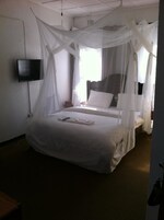 1 dormitorio, colchones con acolchado adicional, minibar y escritorio