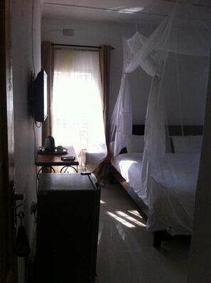 1 bedroom, pillowtop beds, minibar, desk