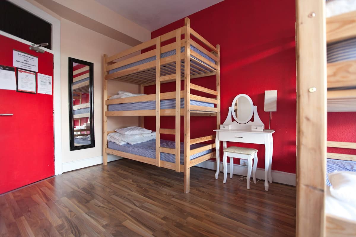 Tabla de planchar con plancha, wifi gratis y ropa de cama